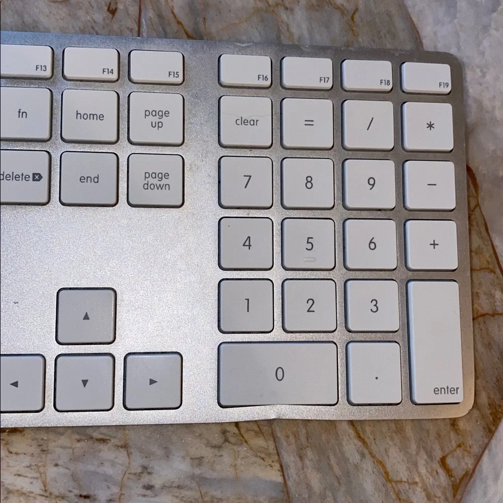 Apple‎ Wired Keyboard with Numeric Keypad Silver Aluminum Model A1243 MB110LL/B
